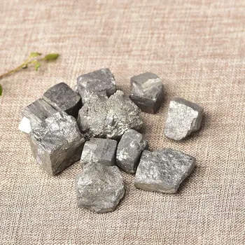 Gamtos aikštėje chalcopyrite pyrite mineralinių kristalų mokymo pavyzdys akmuo, dekoratyviniai akmenys rūdos baldai